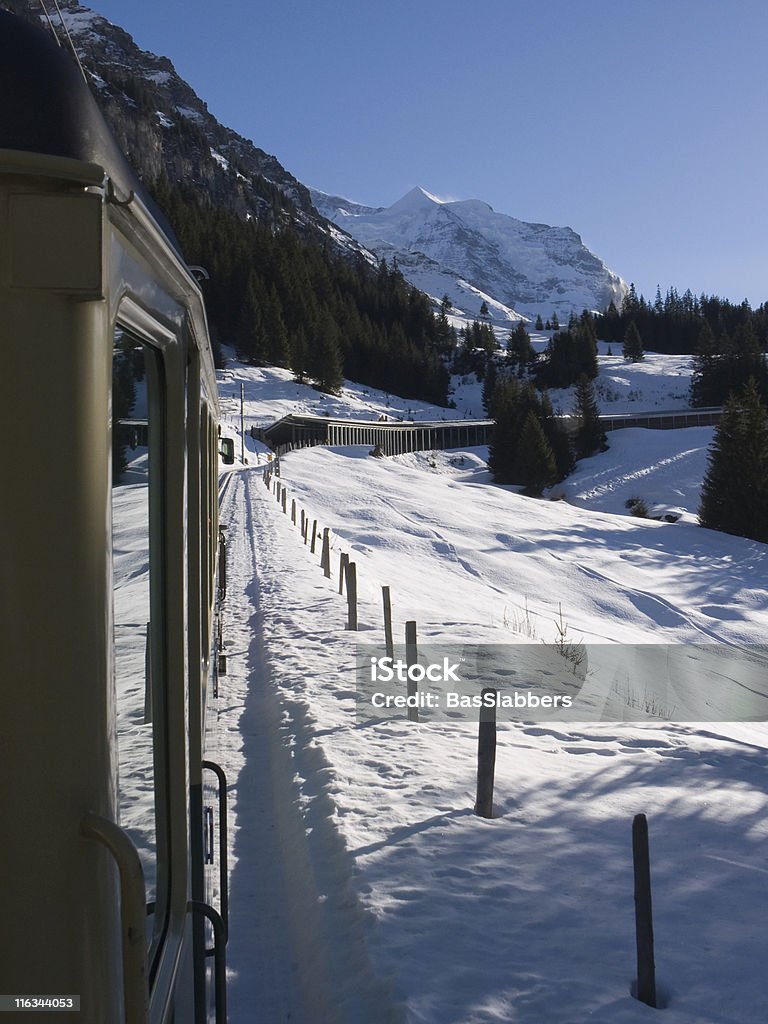 Caminhos-de-ferro; Comboio Turístico no Inverno paisagem, Kleine Scheidegg, Suíça - Royalty-free Alpes Europeus Foto de stock