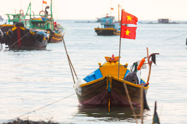 barcos vietnamitas tradicionais da pesca - cham mask - fotografias e filmes do acervo