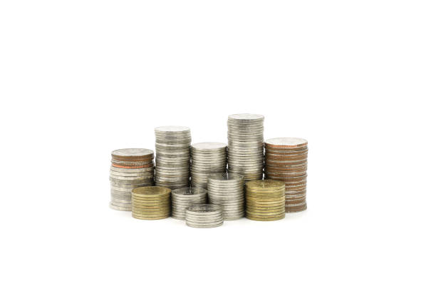 pilha do close-up de moedas isoladas no fundo branco - coin stacking nickel penny - fotografias e filmes do acervo