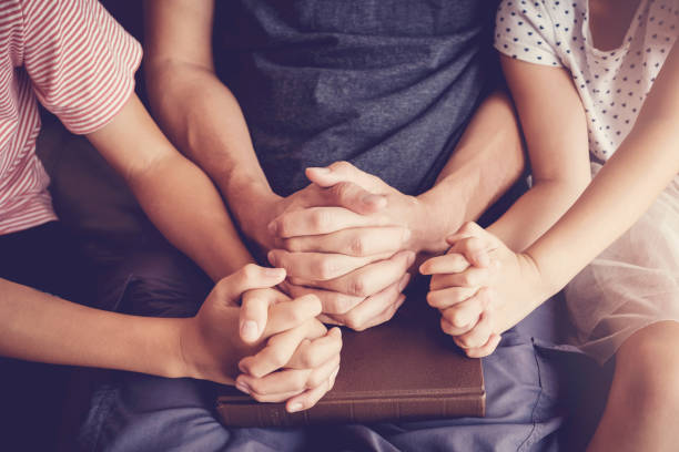 ni%C3%B1os orando con sus padres en casa la familia ora tener fe y esperanza