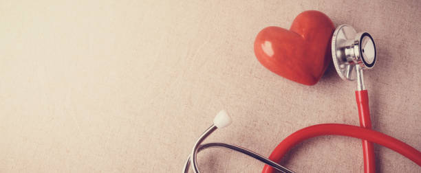 czerwone serce ze stetoskopem, zdrowie serca, koncepcja ubezpieczenia zdrowotnego - human heart care heart shape stethoscope zdjęcia i obrazy z banku zdjęć