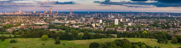 хэмпстед-хит и лондон-ситискап - воздушная панорама - london england aerial view skyscraper mid air стоковые фото и изображения