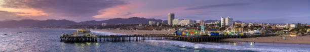 drone panorama di santa monica al tramonto - santa monica beach los angeles county city of los angeles foto e immagini stock