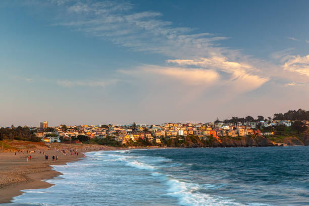 サンフランシスコ、カリフォルニア州の夕日の間にベーカーズビーチのスカイライン、アメリカ合衆国 - baker beach ストックフォトと画像