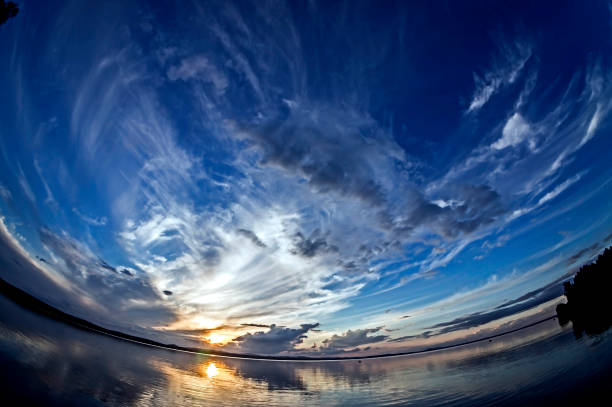 sol alaranjado no céu azul do por do sol com as nuvens feathery sobre o lago, urals do sul, lente do olho de peixes - fish eye lens - fotografias e filmes do acervo