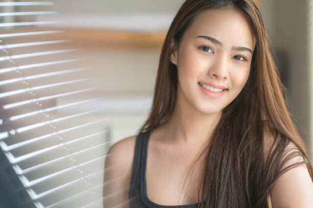 un retrato de joven mujer asiática sana con sonriendo.cara de primer plano con la piel limpia - japonés oriental fotos fotografías e imágenes de stock