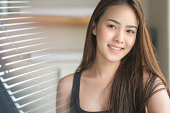 清潔な肌で笑顔の若い健康なアジア人女性の肖像画