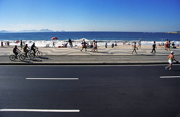 copacabana beach, el domingo por la mañana temprano - brazil bicycle rio de janeiro outdoors fotografías e imágenes de stock