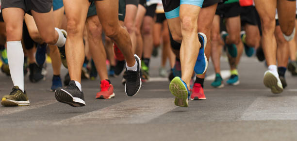 市街地を走るマラソンランナー - marathon running group of people jogging ストックフォトと画像