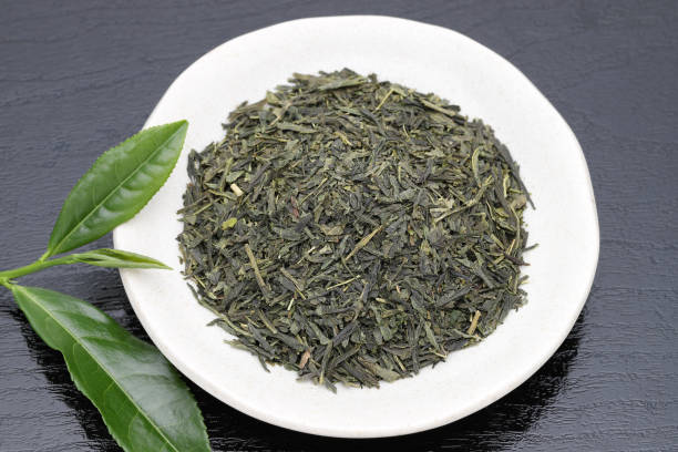 dried tea leaves with green tea leaves