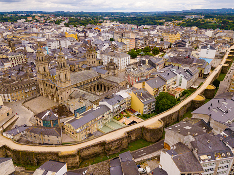 Vista panorámica aérea de la ciudad de Lugo con edificios y paisaje photo