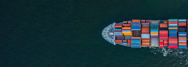 контейнерное судно, перевозя контейнер для импорта и экспорта, бизнес-логистики и транспортировки на контейнеровозе в открытом море, конте - singapore shipping cargo container nautical vessel стоковые фото и изображения
