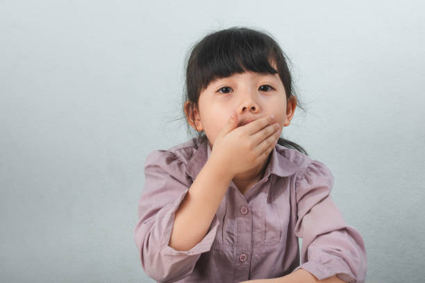 süße kleine asiatische mädchen sind yawn. - child asian ethnicity little girls toddler stock-fotos und bilder
