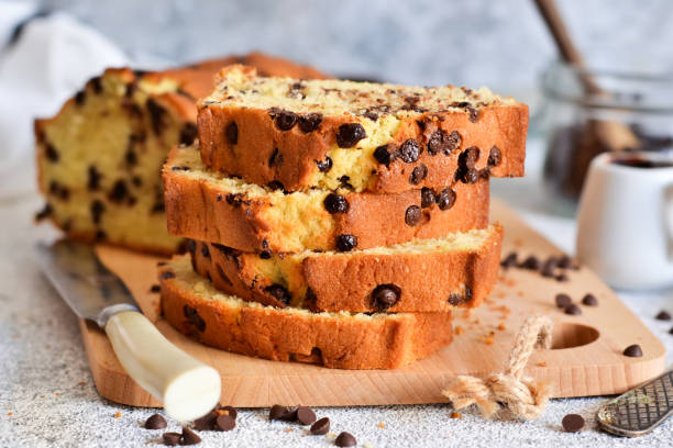 chleb bananowy z czekoladowymi frytkami na kuchennym stole. - breakfast bread table drop zdjęcia i obrazy z banku zdjęć