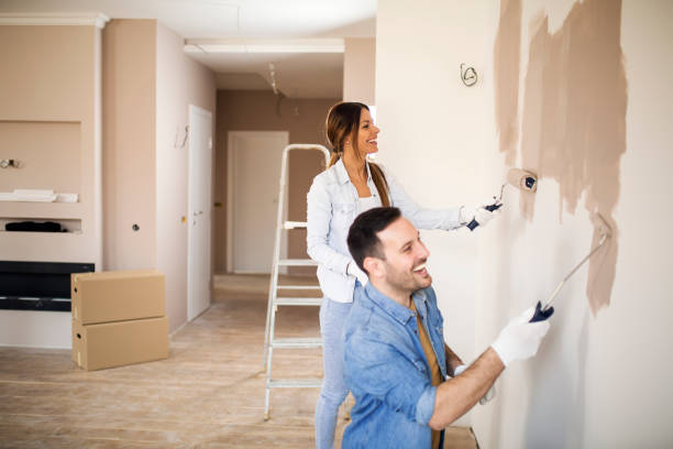 アパートを改装する若いカップル。 - painting home improvement house painter ストックフォトと画像