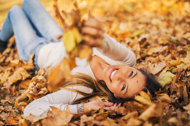 女の子の秋の肖像画 - autumn women smiling leaf ストックフォトと画像