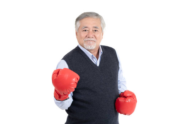 combattant sain vieil homme ou homme d'affaires sport boxe gants rouges copier l'espace pour votre publicité ou texte promotionnel sur le fond blanc. - boxing glove sports glove isolated old photos et images de collection