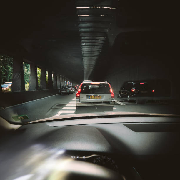 водитель pov в пробке на периферийном бульваре французского туннеля - volvo v70 стоковые фото и изображения