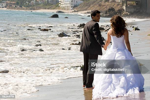 Casamento - Fotografias de stock e mais imagens de Abraçar - Abraçar, Adulto, Amizade