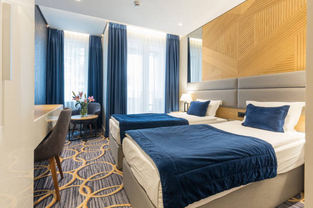 interior de un moderno dormitorio de lujo con cama doble - hotel room bedding domestic room hotel suite fotografías e imágenes de stock