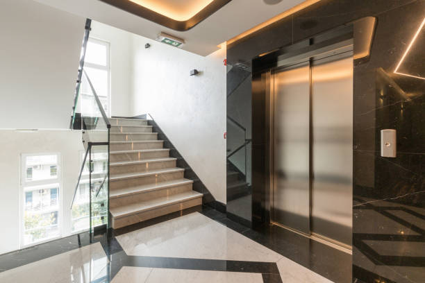interior de un pasillo de hotel de mármol brillante con ascensor - elevator push button stainless steel floor fotografías e imágenes de stock