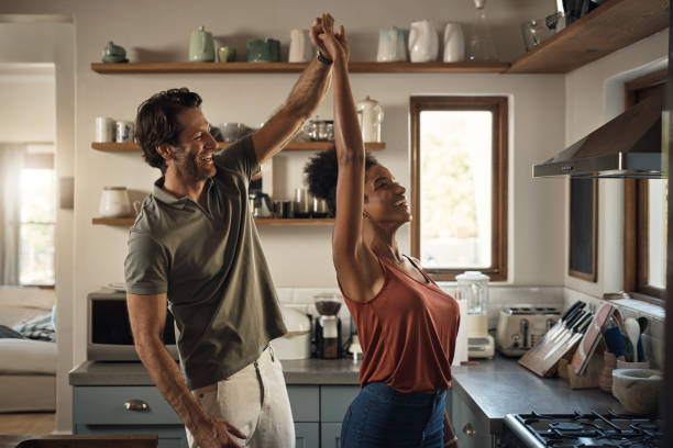 er liebt es, mit seiner königin zu tanzen - dancing couple happiness heterosexual couple stock-fotos und bilder