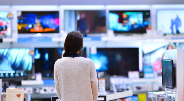 tv를 구입하는 여자 - 전자제품점 뉴스 사진 이미지