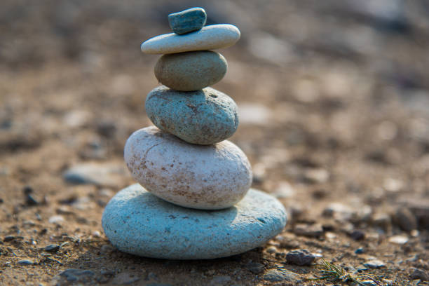 una toalla de piedras de río - alternative therapy stone zen like nature fotografías e imágenes de stock