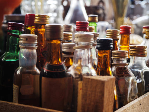 frascos de vidro pequenos velhos da bebida vendidos no mercado antigo. ancara-turquia - copo pequeno para bebida alcoólica - fotografias e filmes do acervo