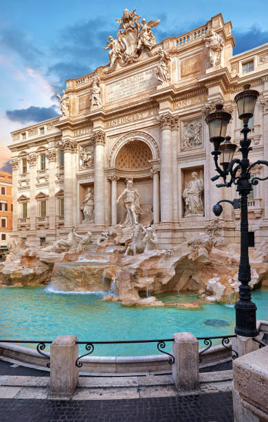 fonte do trevi em roma, italy - trevi fountain rome fountain monument - fotografias e filmes do acervo