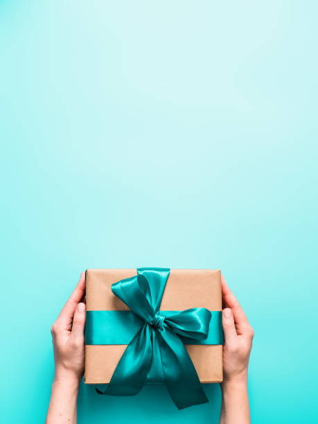 les mains femelles retiennent la boîte de cadeau, copier le dessus d'espace - box white gift box flat photos et images de collection