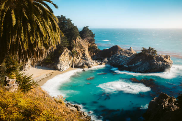 mcway falls bei sonnenuntergang, big sur, kalifornien, usa - water waterfall sky seascape stock-fotos und bilder