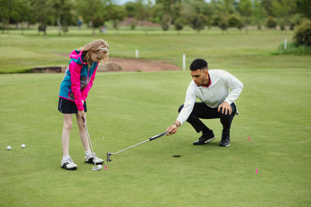 коучинг молодая девушка гольф - golf golf swing putting cheerful стоковые фото и изображения