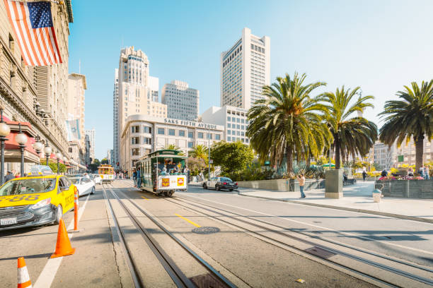 traditionelle seilbahn am union square in san francisco, kalifornien, usa - hyde street stock-fotos und bilder