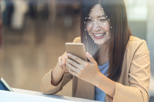 Mujeres asiáticas que utilizan la tableta de tecnología para el control de acceso mediante el reconocimiento facial en paso de identificación privada cuando compra en línea con la tarjeta de crédito, maqueta de tarjeta de crédito, concepto de pago en photo