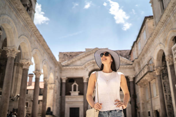 turista che esplora una bellissima piazza a spalato, croazia - croatia foto e immagini stock