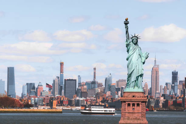 la estatua de la libertad sobre la escena de la ciudad de nueva york lado del río cuyo lugar es manhattan inferior,arquitectura y edificio con concepto turístico - photography tower cityscape flag fotografías e imágenes de stock