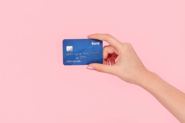 chica de cultivo con tarjeta de crédito azul - greeting card holding women credit card fotografías e imágenes de stock