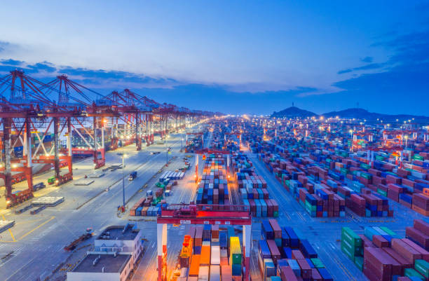 puerto de vista aérea en shanghai - cargo container container ship freight transportation transportation fotografías e imágenes de stock