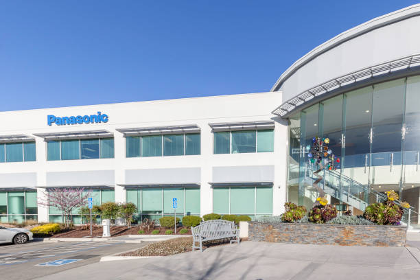 bau von panasonic auf dem bürogebäude in mountain view, kalifornien. - land vehicle audio stock-fotos und bilder