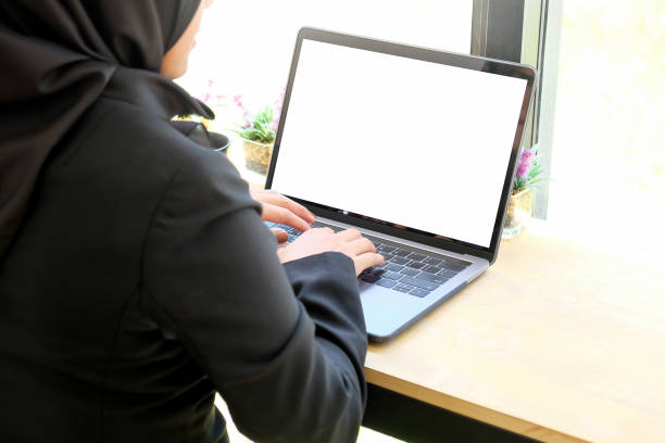 islam-frau arbeitet mit mock-up-laptop-computer. - east asian ethnicity stock-fotos und bilder