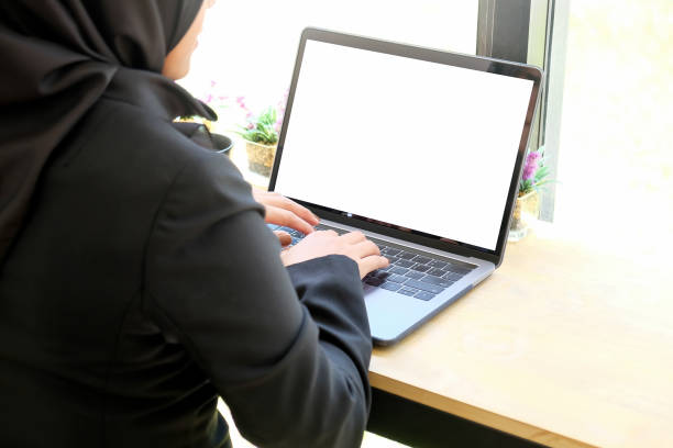donna islamica che lavora con un computer portatile mockup. - east asian ethnicity foto e immagini stock