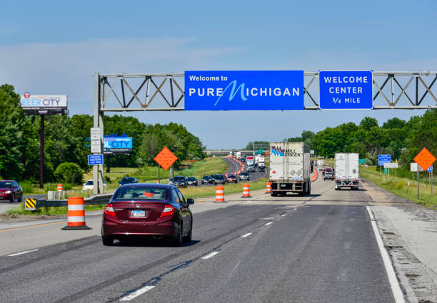 добро пожаловать в чистый мичиган - interstate 94 стоковые фото и изображения