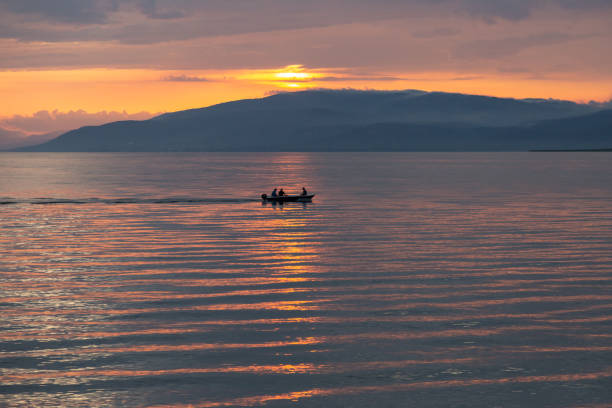 bateau sur un lac au coucher du soleil - iznik photos et images de collection