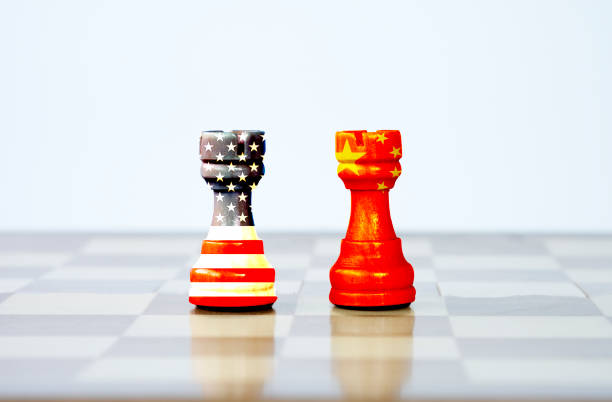 usa flagge und china flagge druck bildschirm auf schach mit weißem hintergrund. es ist ein symbol für zollgehandelte kriegssteuerschranke zwischen den vereinigten staaten von amerika und china. -bild. - strategy chess conflict chess board stock-fotos und bilder