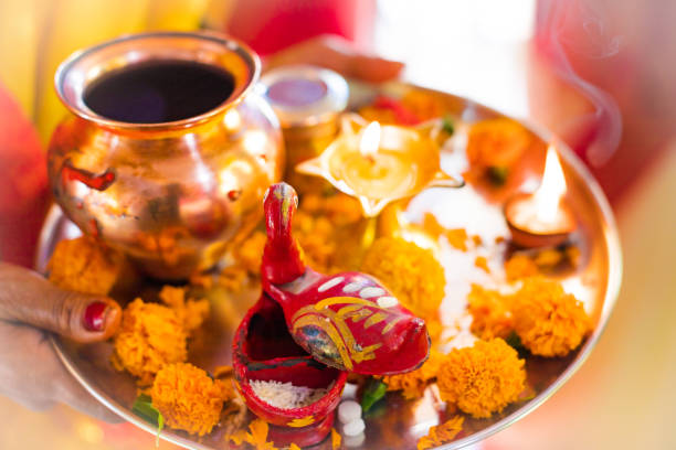 старшая женщина холдинг индуистской молитвы пунктов на tray - hinduism goddess ceremony india стоковые фото и изображения