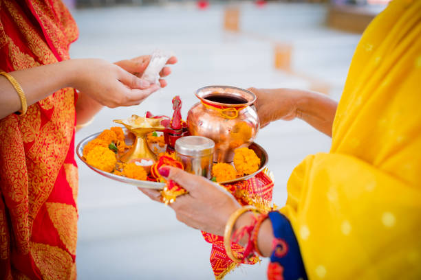 힌두교 성전의 종교 여성들이 기도를 위한 준비를 하고 있습니다. - hinduism goddess ceremony india 뉴스 사진 이미지