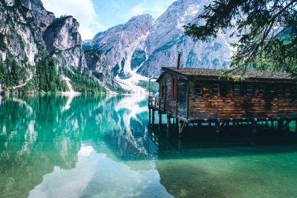 splendida vista del lago di braies o pragser wildsee, trentino alto adidge, montagne dolomiti, italia. - alto adige foto e immagini stock