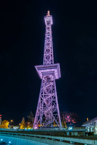 radio tower berlin at night - konstruktion imagens e fotografias de stock