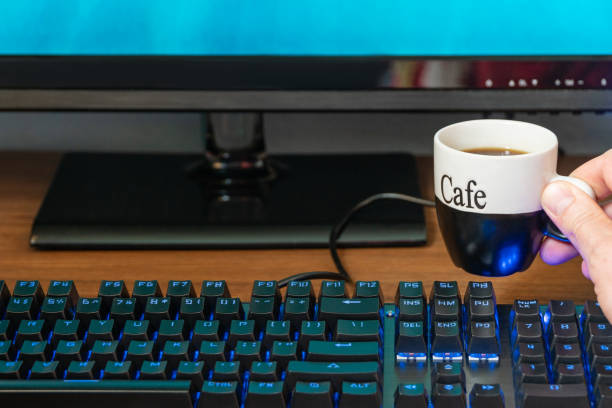 キーボードの近くでコーヒーを1杯 - computer key internet cafe coffee internet ストックフォトと画像